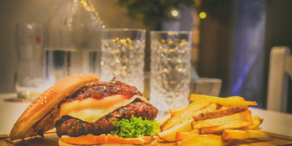 hamburger_dinner_7QH4K6AESO.jpg